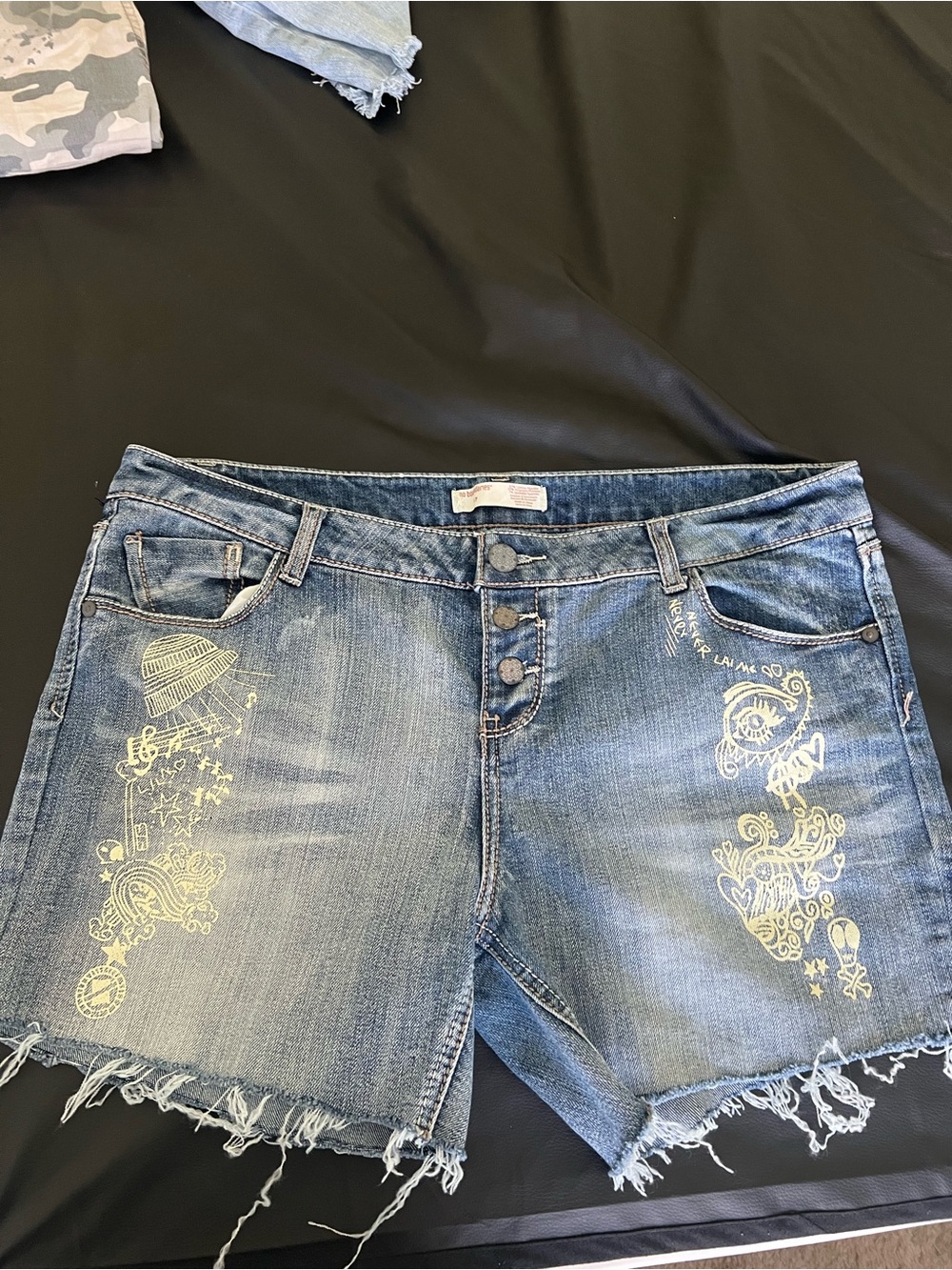 No Boundaries Denim Blue Distressed Women’s Shorts with Yellow Graphic Size 17